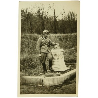 Oficial de la Wehrmacht al lado de la Primera Guerra Mundial monumento roto cerca de Verdun. Espenlaub militaria